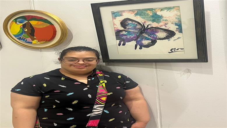 مريم وجيه فنانة تشكيلية مصابة بمتلازمة داون.. لمسات صامدة وإرادة حديدية