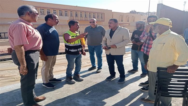 محافظ مطروح والقيادات التنفيذية خلال مراجعة الوديان ومخرات السيول بطريق الوادى بالكيلو 4 شرق مطروح