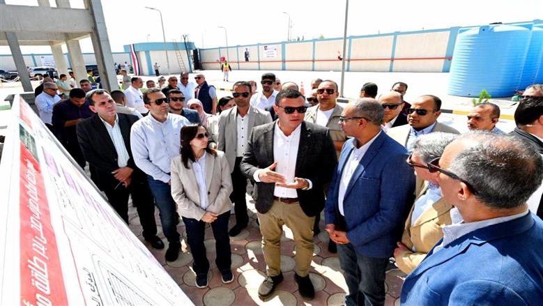 وزير الإسكان يفتتح محطة صرف