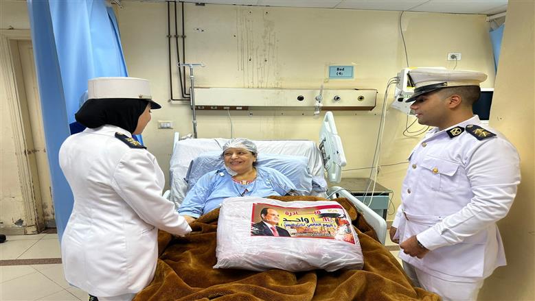 وفد أمن الفيوم أثناء تقديم الهدايا للمسنين