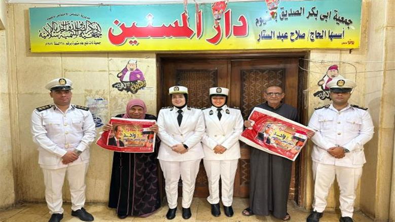 وفد أمن الفيوم أثناء تقديم الهدايا للمسنين