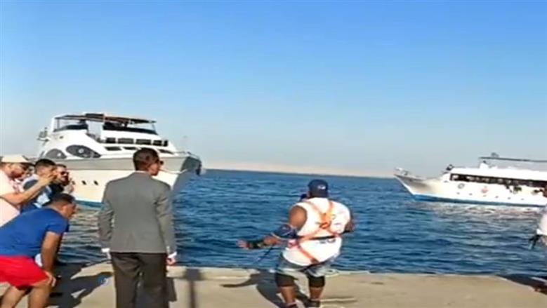 كابونجا يسحب سفينة بأسنانه في الغردقة 