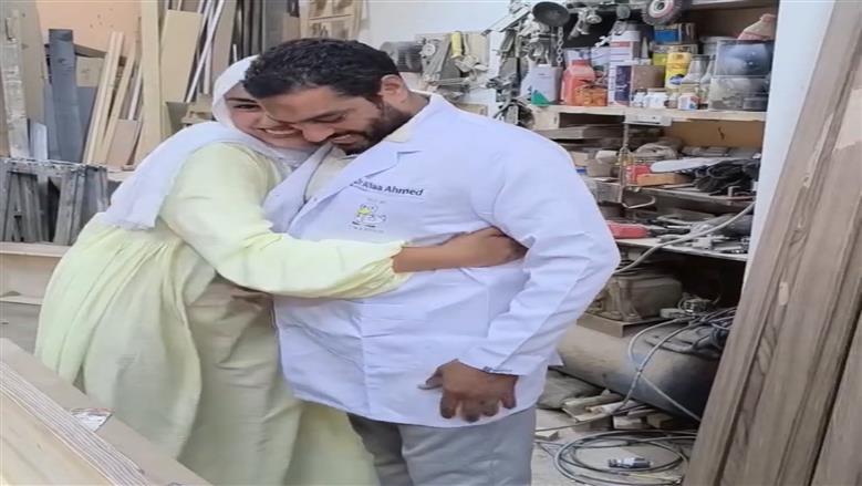  «بنت أبوها».. «آلاء» تفاجئ والدها بالبالطو الأبيض داخل ورشة النجارة