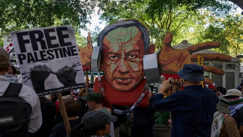 «حرروا فلسطين».. مظاهرات في نيويورك احتجاجا على زيارة نتنياهو للأمم المتحدة