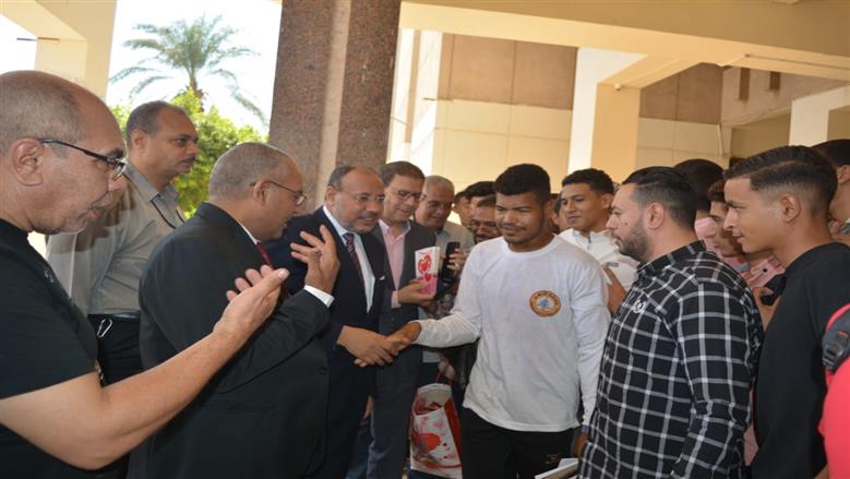 نائب رئيس جامعة الأزهر يوزع هدايا تذكارية