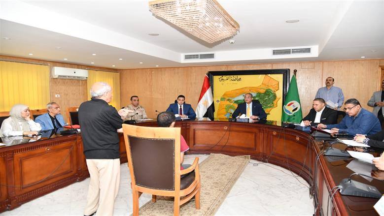 محافظ الفيوم أثناء سماع شكاوى المواطنين