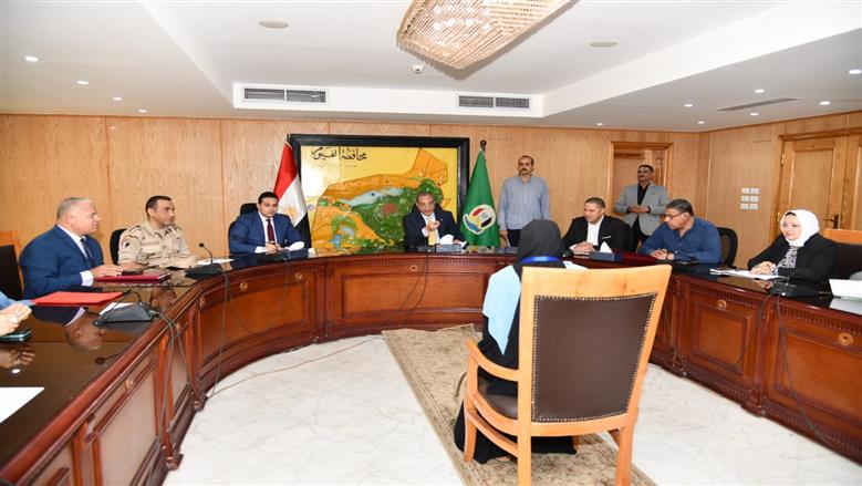 محافظ الفيوم أثناء سماع شكاوى المواطنين
