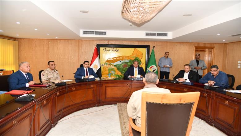 محافظ الفيوم أثناء سماع شكاوى المواطنين