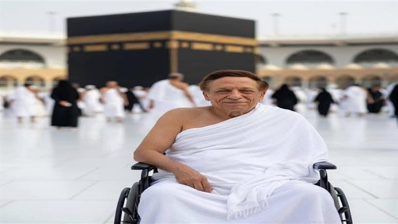  هل يؤدي مناسك العمرة؟.. حقيقة صور عادل إمام داخل صحن الحرم المكي
