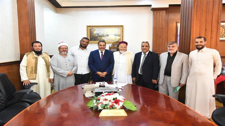 محافظ مطروح خلال لقائه مع عميد كلية البنات الأزهرية بمطروح ومجلس أمناء فرع جامعة الأزهر بمطرزح