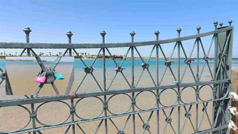 اقفال الحب علي شواطئ الغردقة 