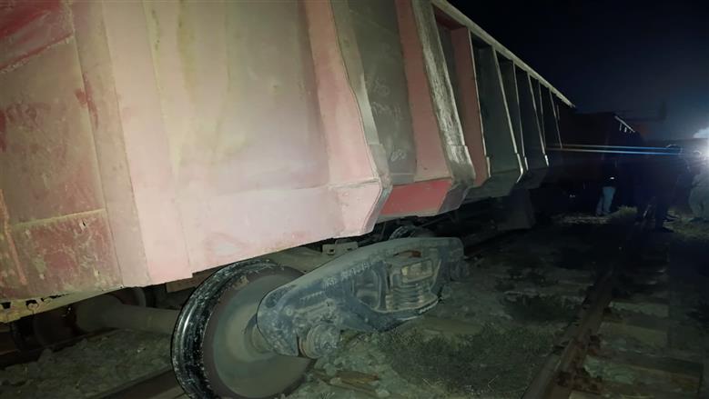 عاجل .. خروج بوجي قطار بضائع عن القضبان في بني سويف دون إصابات