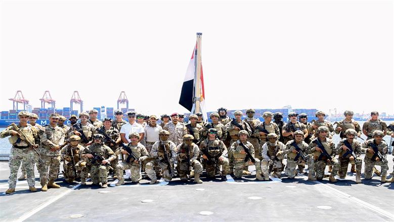 استمرت فعاليات التدريب المصري - الأمريكي المشترك النجم الساطع 2025 بمشاركة ( 44 ) دولة من الدول الشقيقة والصديقة والذى ينفذ بقاعدة محـمد نجيب العسكرية وعدد من القواعد البحرية والجوية حتى العاشر من سبتمبر الجاري.