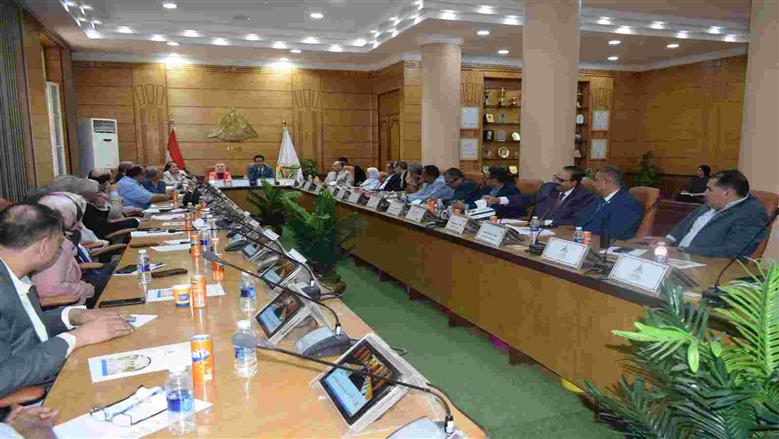 اجتماع مجلس عمداء جامعة بنها 