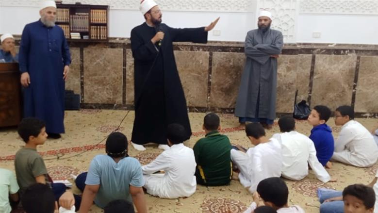 وكيل أوقاف مطروح خلال احتفالية مع الأطفال بذكرى ميلاد الرسول بمسجد عمرو بن العاص بمطروح