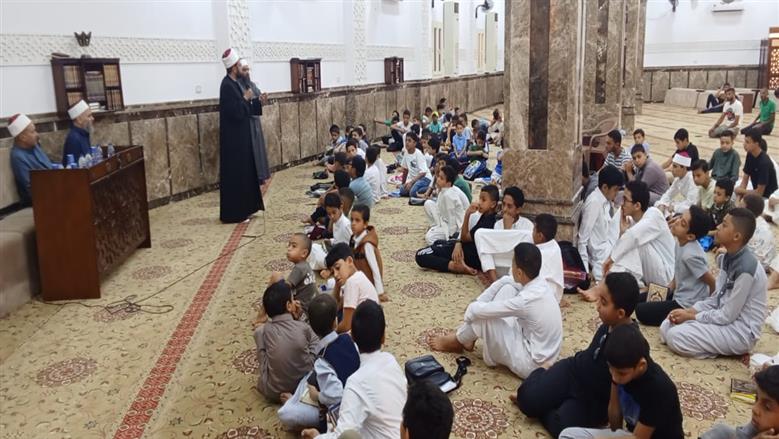 وكيل أوقاف مطروح خلال احتفالية مع الأطفال بذكرى ميلاد الرسول بمسجد عمرو بن العاص بمطروح