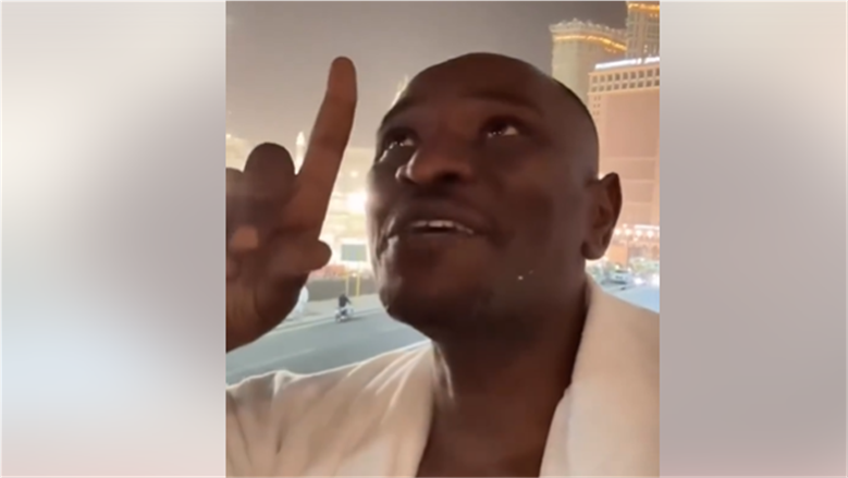معتمر بالحرم يوجه رسالة مؤثرة لمديره بعد فصله: «كنت ناوي أدعي عليك»