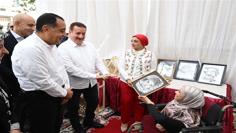 «ندى» من ذوي الهمم تلتقي بـ«مدبولي» في المنوفية: «حملته أمانة للرئيس السيسي»