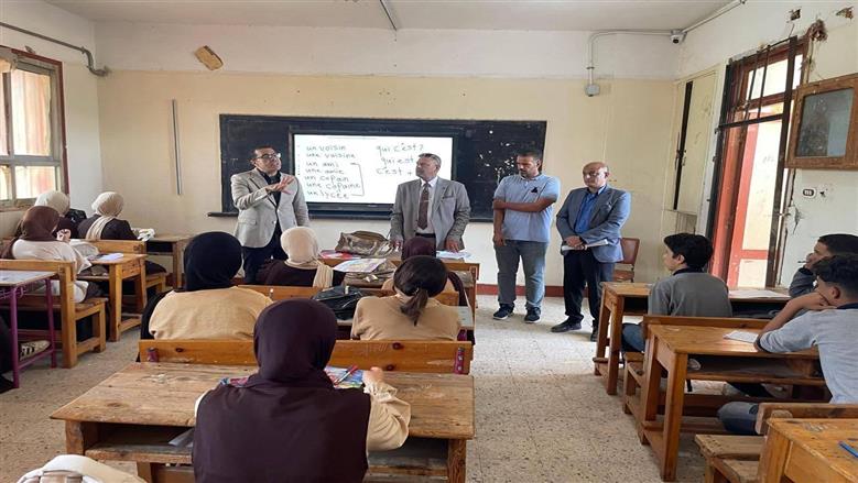 وكيل «تعليم الإسماعيلية» يشرح مميزات نظام البكالوريا لعدد من أولياء الأمور