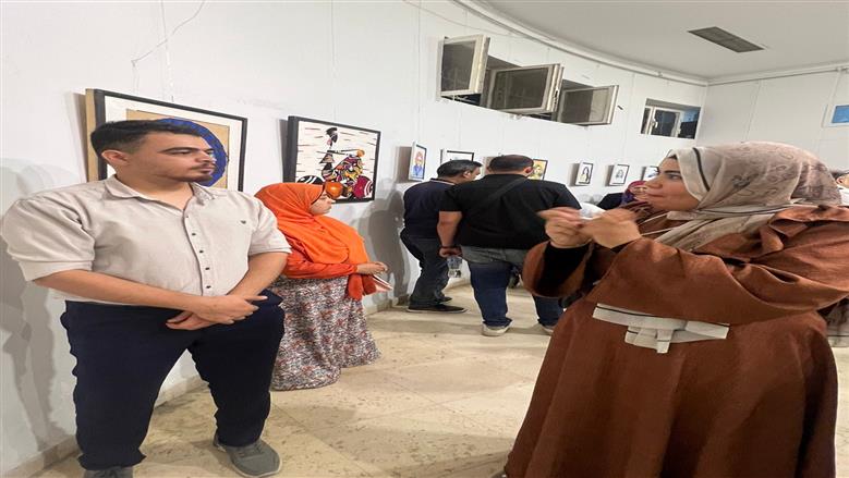 «إسلام» يتحدى الصمت بالرسم.. يتحدث لغة الفن ويخاطب القلب بأنامل سحرية