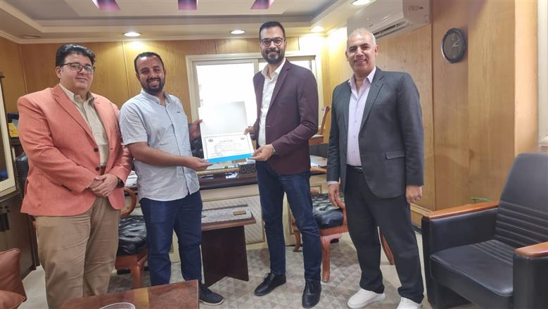 وكيل وزارة الصحة بمطروح يكرم العاملين المتميزين بمركز المعلومات