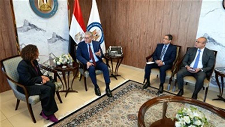 وزير البترول يبحث مع «فالكو» الأمريكية استخدام الطاقة المتجددة في حقولها بمصر