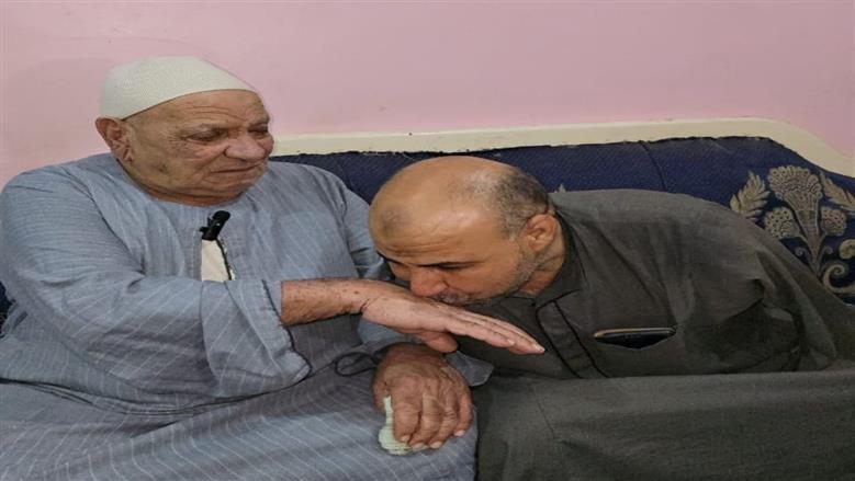 حكاية عم داوود بالمنوفية.. عنده 80 سنة قضى 25 منها في خدمة ابنه مبتور اليدين