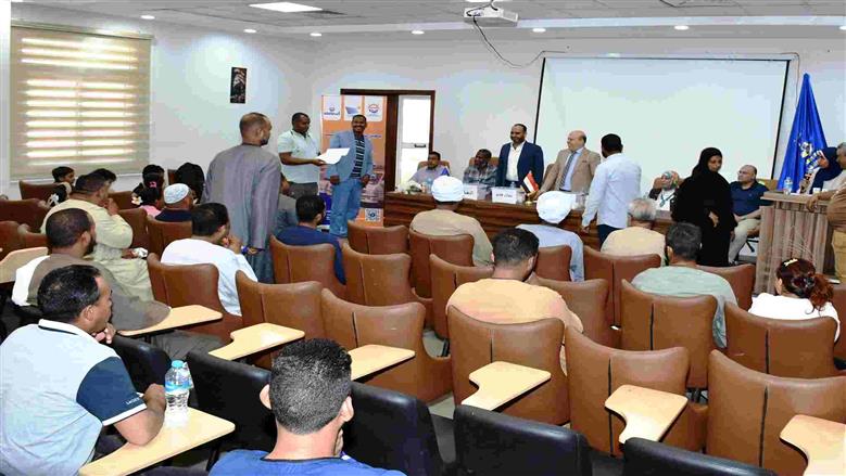 قرعة سيارات الميكروباص في أسوان