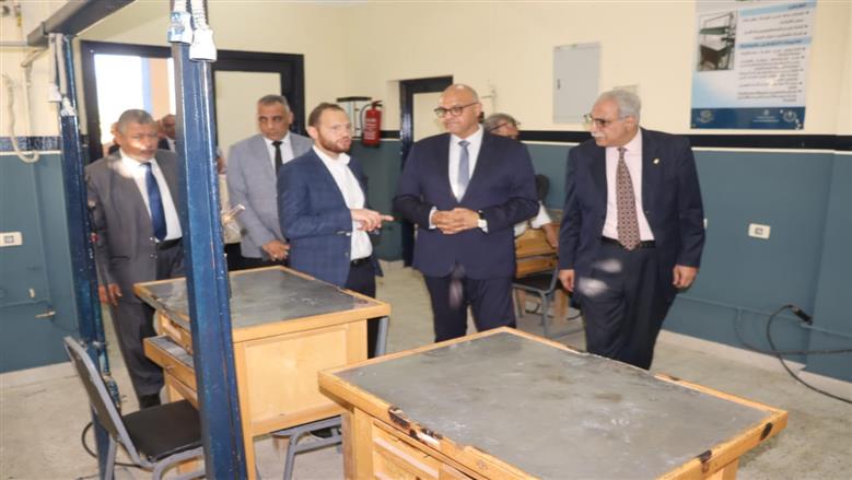 70% تدريبات عملية.. محافظ القليوبية يتفقد مدرسة 