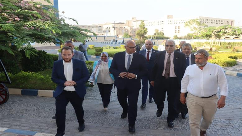 70% تدريبات عملية.. محافظ القليوبية يتفقد مدرسة 