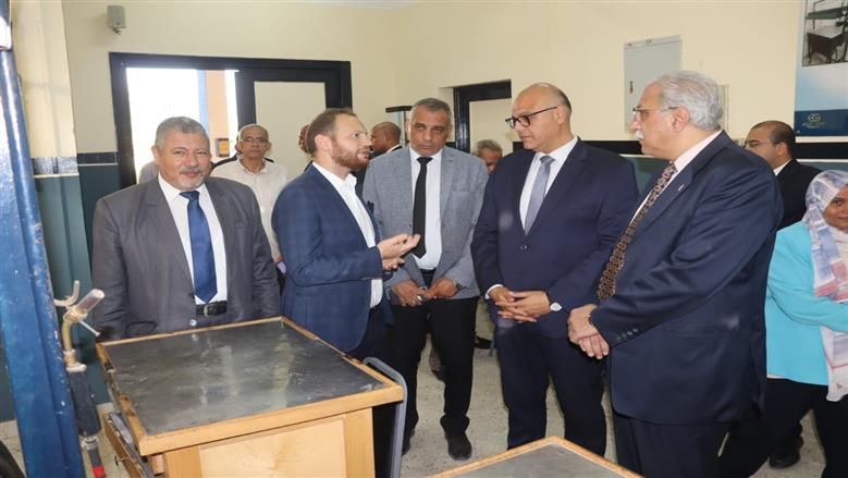 70% تدريبات عملية.. محافظ القليوبية يتفقد مدرسة 