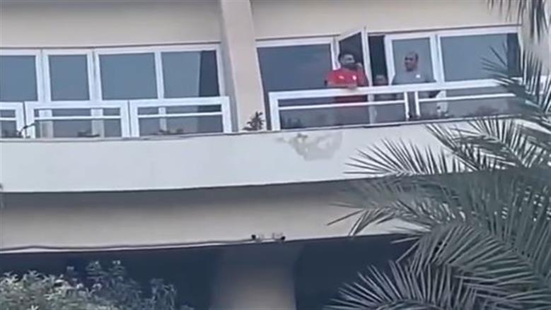 محمد صلاح يداعب عروسين في فندق إقامة المنتخب المصري (فيديو)
