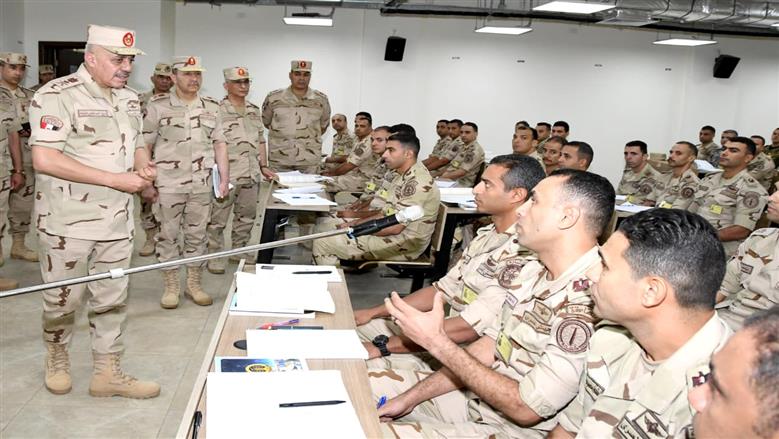 الفريق أحمد خليفة يتفقد المنظومة التعليمية بالمعاهد العسكرية التخصصية لضباط القوات المسلحة بالكيان العسكري