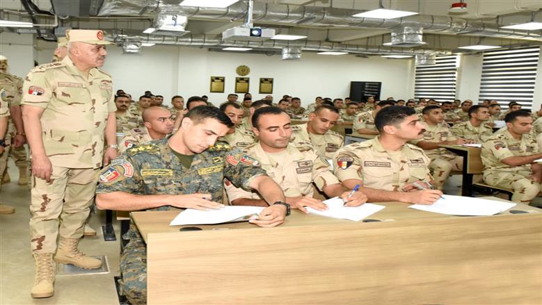 الفريق أحمد خليفة يتفقد المنظومة التعليمية بالمعاهد العسكرية التخصصية لضباط القوات المسلحة بالكيان العسكري
