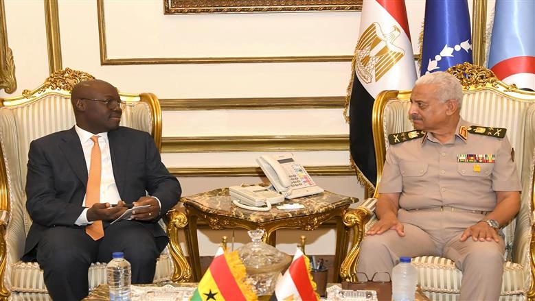 الفريق أول عبد المجيد صقر يلتقي وزير المالية والتخطيط الاقتصادي والقائم بأعمال وزير الدفاع لجمهورية غانا