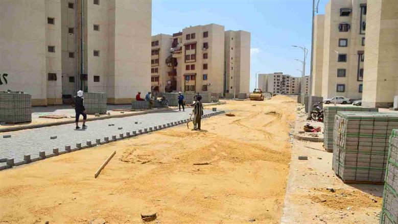 استمرار أعمال رصف الطرق الفرعية بمساكن مشروع الـ9000 ببورسعيد (صور)
