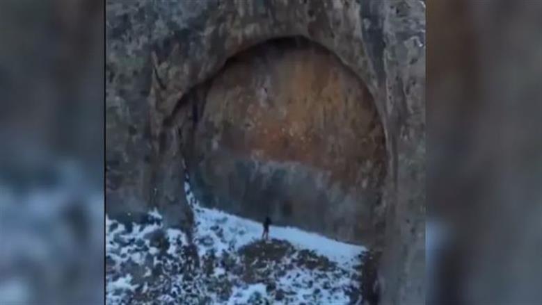 باب غامض وسط جبال الثلج يثير الجدل في كازاخستان (فيديو)