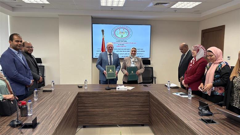 جانب من توقيع العقد