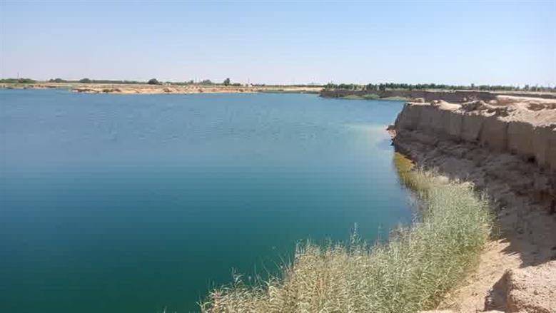 «بحيرة البهنسا» تتحول من مصدر للترفيه إلى خوف وحذر بين الأهالي (صور)