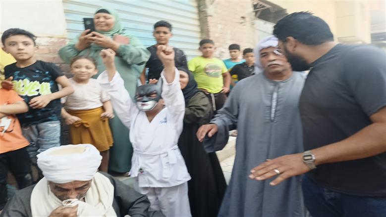 الطفل عبدالرحمن يتقدم احتفالية أسرته بحصوله على حقه من المعتدي عليه