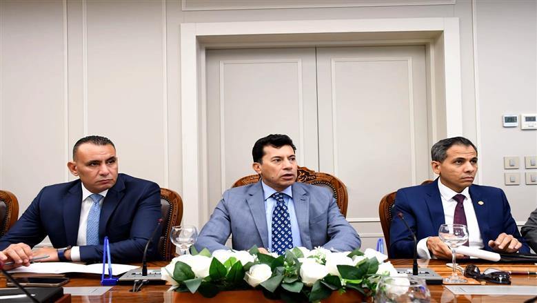 وزير الشباب يعقد اجتماعا مع رؤساء الأندية الخاصة لمناقشة تعديلات قانون الرياضة