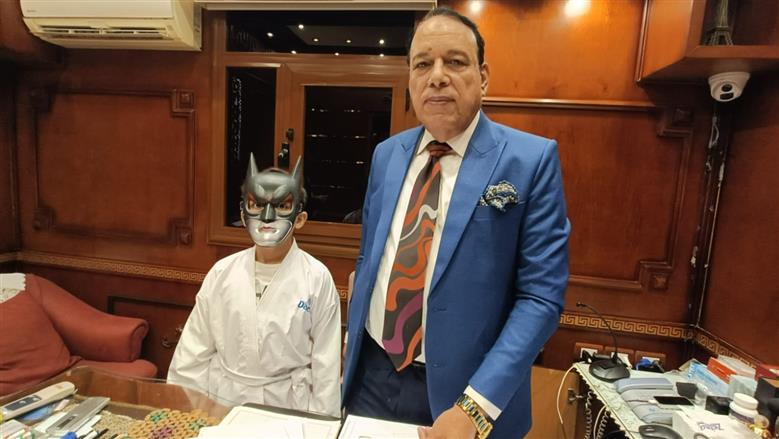 طفل الفيوم مع محاميه عادل الليموني نقيب المحامين الأسبق