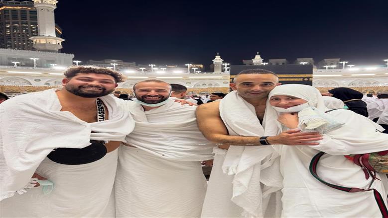 منة شلبي وزوجها في الكعبة