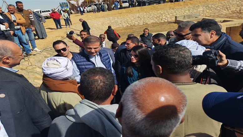 محافظ أسوان يزور المصرف الزراعي