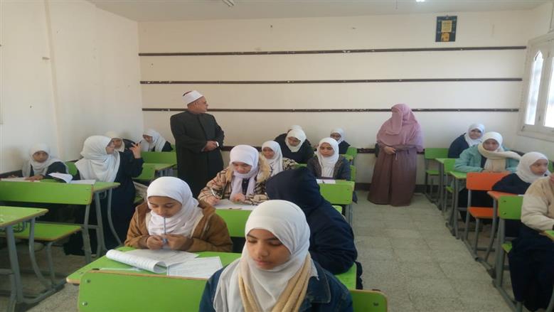 رئيس منطقة مطروح الأزهرية خلال متابعة امتحانات النقل الاعدادى