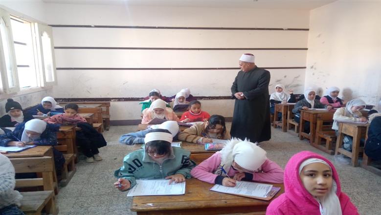 رئيس منطقة مطروح الأزهرية خلال متابعة امتحانات النقل الاعدادى