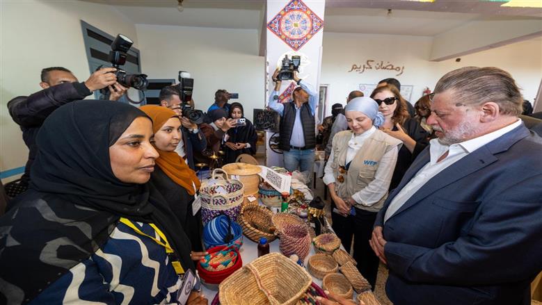 محافظ البنك المركزي خلال جولته التفقدية