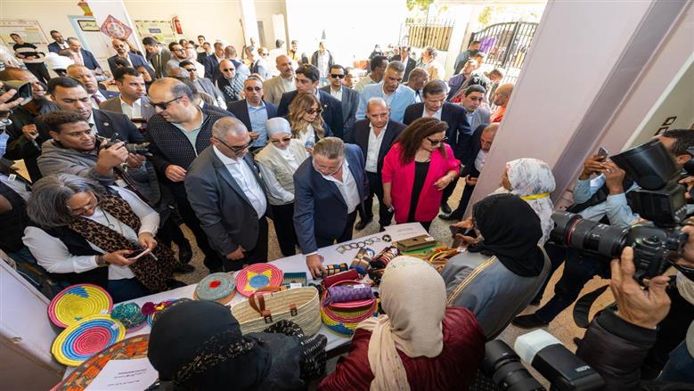 محافظ البنك المركزي خلال جولته التفقدية