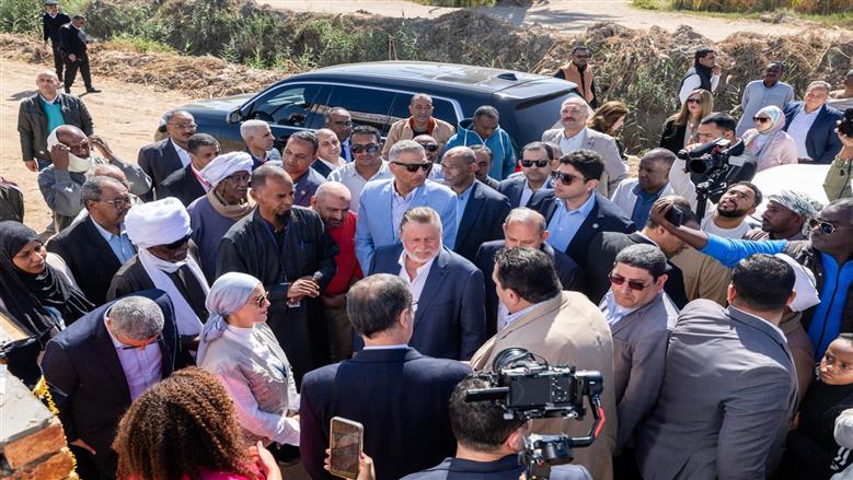 محافظ البنك المركزي خلال جولته التفقدية