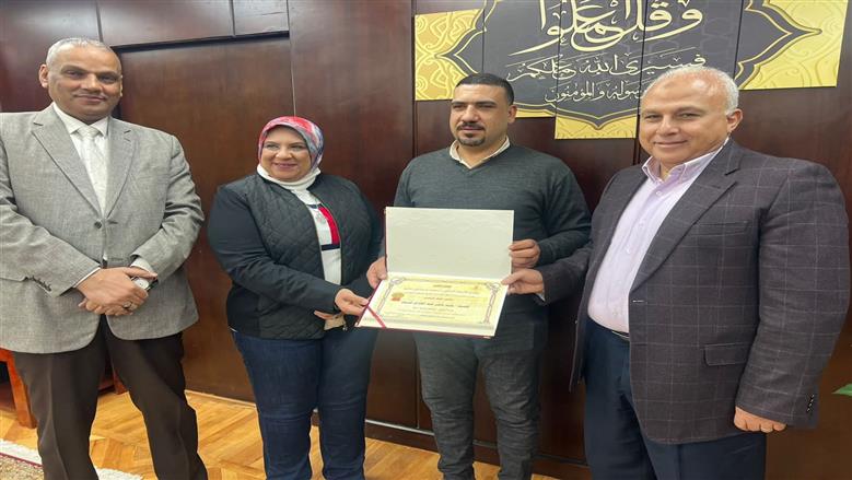 بعد موقفه البطولي تجاه سيدة.. تكريم مساعد تمريض بطوارئ كهرباء ألماظة